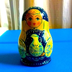 NWOT authentic Russian nesting doll with 7 miniatures.